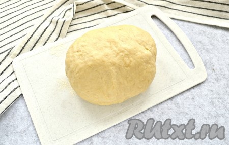 Когда в миске соберётся мучной комок, продолжить замешивать тесто уже на столе. В процессе добавлять частями оставшуюся муку. Важно не «забить» тесто мукой. Тесто должно быть мягким, а не тугим. Месим 5-7 минут, тесто не должно липнуть к ладоням.
