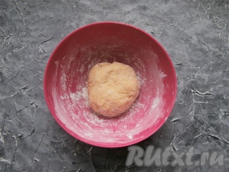 Замесить мягкое, но не липнущее тесто, завернуть его в плёнку и поместить в холодильник на 30 минут.
