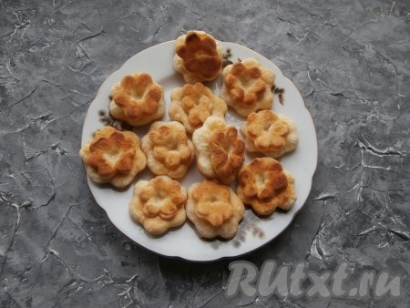 Готовые пончики "Цветочки" выложить на тарелку, дать немного остыть.
