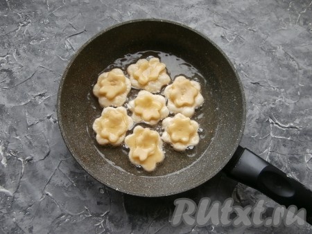 В сковороде очень хорошо разогреть подсолнечное масло на среднем огне, его должно быть много, тогда цветки раскроются больше. Выкладывать цветочки в масло, желательно, чтобы оно их покрывало.
