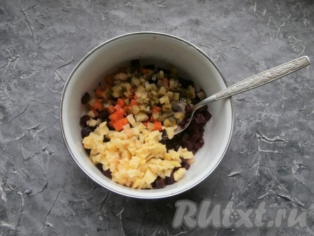 Также нарезать и маринованные огурцы, выложить в миску.
