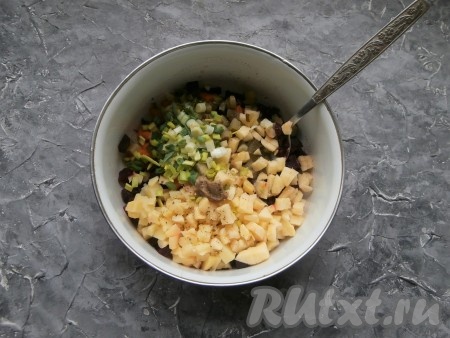 Зелёный лук мелко нарезать, выложить в миску, посолить, поперчить, добавить немного готовой горчицы.
