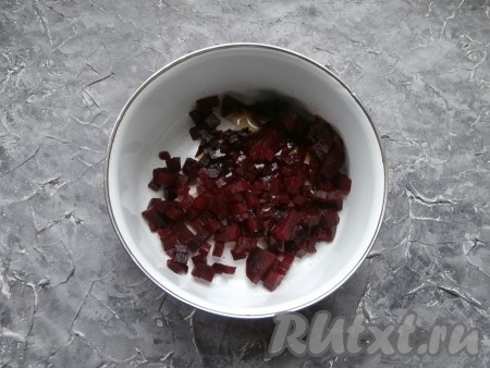 Картофель, свеклу и морковь, не очищая от кожуры, предварительно отварить и остудить. Свекла варится около 50-60 минут, картофель и морковь - 25-30 минут. Продолжительность варки зависит и от размера, и от сорта овощей, готовые корнеплоды должны хорошо прокалываться ножом. Отваренные овощи очистить. Свеклу нарезать небольшими кубиками, выложить в миску, влить часть подсолнечного масла, перемешать (смешивание свеклы с частью масла не позволит в дальнейшем свекле сильно окрасить все составляющие винегрета).
