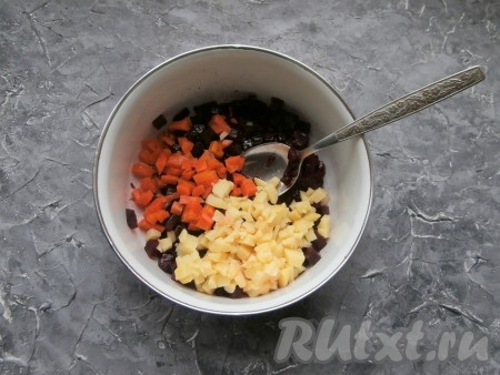Добавить нарезанные такими же кубиками морковку и картофель.
