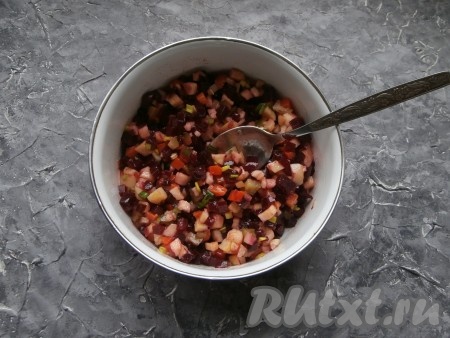 Влить подсолнечное масло и винегрет перемешать.