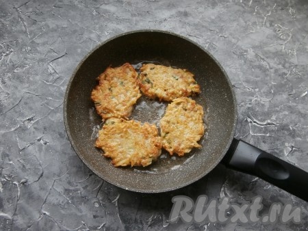 Жарить драники из картошки и фарша на среднем огне до румяности с одной стороны, затем перевернуть их, зарумянить вторую сторону и переложить на тарелку. Аналогично пожарить драники из оставшейся картофельно-мясной массы.
