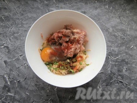 Посолить, поперчить, добавить любые специи и молотую паприку.
