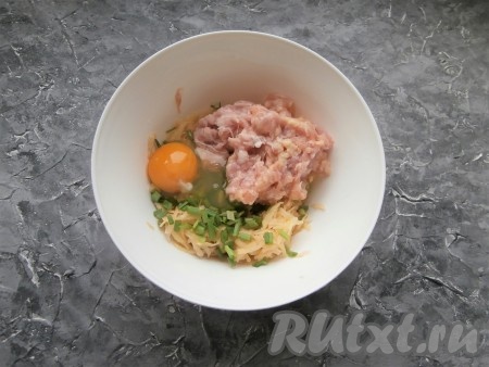 Далее добавить любой, какой есть в наличии, фарш (я для приготовления фарша пропустила через мясорубку кусочки куриного мяса и свинины) и сырое яйцо.
