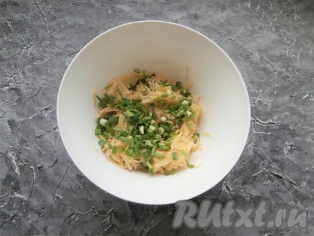 Картофель очистить, помыть, натереть на крупной тёрке, немного отжать, добавить мелко нарезанный зелёный лук.
