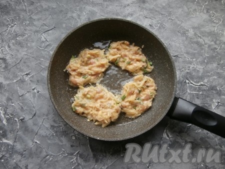 Сковороду разогреть с растительным маслом и выкладывать картофельно-мясную массу ложкой в виде оладий-драников.
