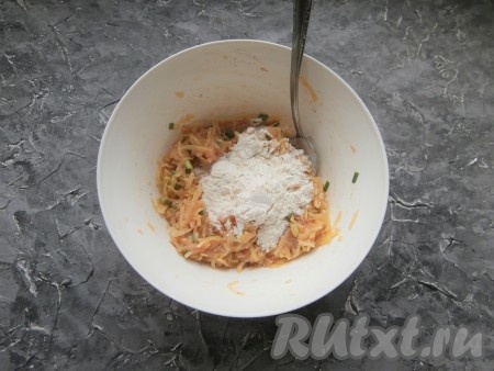 Картофельно-мясную массу тщательно перемешать, всыпать муку.
