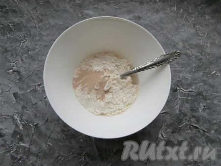 Добавить муку, сухие дрожжи, соль и сахар.