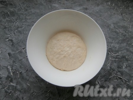 За это время тесто немного увеличится в размере.