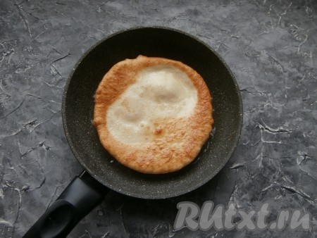 Жарить лепёшку на среднем огне до румяности, далее перевернуть и жарить до румяного цвета с другой стороны, затем переложить на тарелку. Аналогично пожарить оставшиеся 3 лепёшки.

