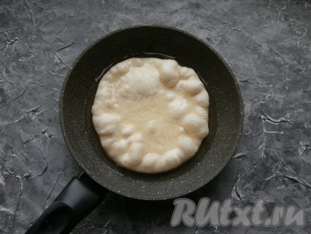 Также раскатать и остальные части теста. Сковороду разогреть с достаточным количеством растительного масла, выложить лепёшку.
