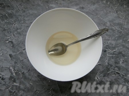 Тёплый рассол (температура рассола около 40 градусов) налить в миску.
