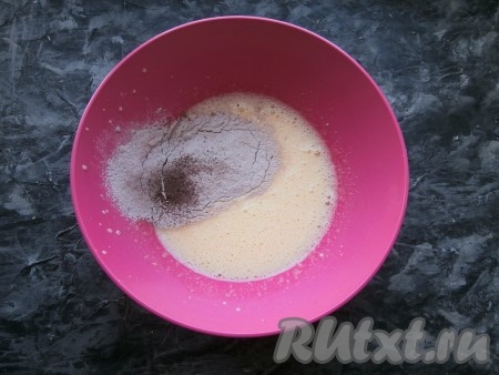 Взбить яйца с солью с помощью миксера в течение нескольких секунд (до пены), затем всыпать сахар, ванильный сахар и взбивать далее до светлой, пышной массы, после этого в 2 приёма просеять сюда смесь муки, разрыхлителя и какао, вмешивая лопаткой.
