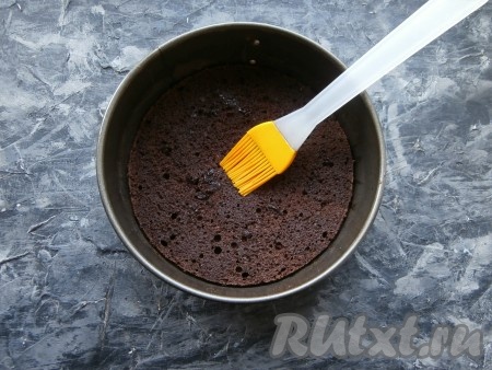 Теперь осталось собрать торт: нижний корж тёмного цвета пропитать кофейной пропиткой.
