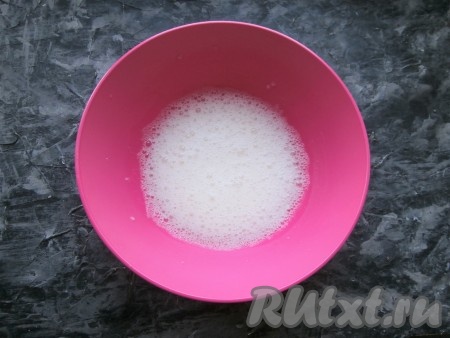 Вначале испечём насыщенный шоколадный бисквит, для этого нужно аккуратно отделить белки от желтков. Белки взбить миксером со щепоткой соли до пены.