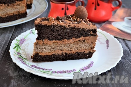 Смотрите, какой аппетитный разрез у этого шоколадного торта с кремом из варёной сгущёнки.
