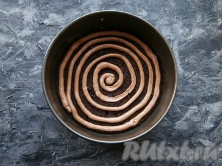 Смазать корж из кондитерского мешка (или просто ложкой) частью крема.
