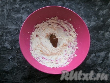 Предварительно размягчённое при комнатной температуре сливочное масло взбить миксером до светлого состояния. Продолжая взбивать, постепенно добавлять в масло по 1-2 чайных ложки варёной сгущёнки.
