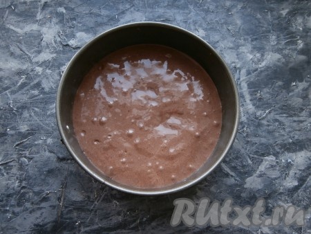 Дно формы диаметром 18 см застелить пергаментом и выложить тесто.
