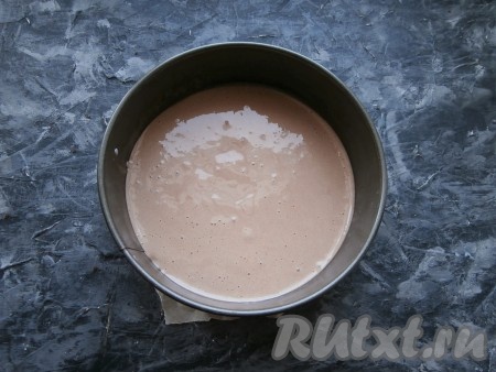 Бисквитное тесто получится гладким, в меру густым. В форму такого же диаметра, как и форма, в которой выпекался первый бисквит (диаметр 18 см), дно которой застелено пергаментом, выложить тесто.
