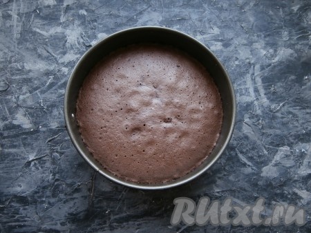 Испечь бисквит в разогретой до 180 градусов духовке в течение 35-40 минут (готовность проверить сухой шпажкой - при прокалывании готового бисквита шпажка останется сухой). Достать готовый бисквит из духовки, затем, проведя по краю формы ножом, извлечь бисквит и остудить. Завернуть остывший бисквит в пищевую плёнку и поместить в холодильник на 3-4 часа.