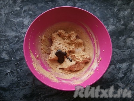 В полученный крем, также продолжая его взбивать, добавлять понемногу остывший растопленный шоколад. Крем из варёной сгущёнки и масла, а по сути ганаш, получится очень стойким, плотным, но очень вкусным и нежным.
