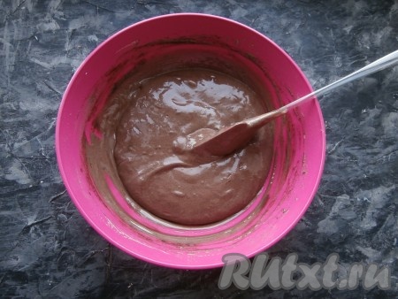 В итоге получится бисквитное тесто, похожее на сметану.
