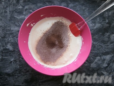 В 2-3 приёма просеять смесь муки и какао в яичную смесь, тщательно вмешивая каждый раз лопаткой.

