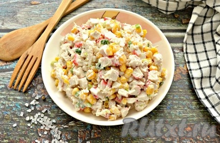 Сочный, яркий, вкусный, достаточно сытный салат, приготовленный с крабовыми палочками, курицей и кукурузой, можно подавать к столу. Это аппетитное блюдо прекрасно впишется не только в повседневное, но и в праздничное меню!
