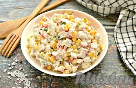 Салат с курицей, крабовыми палочками и кукурузой
