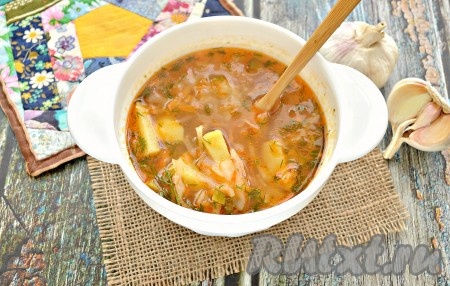 Вкусные, насыщенные, яркие щи, сваренные с солёными огурцами и свежей капустой, готовы! Можно разливать их по тарелкам и садиться за стол.
