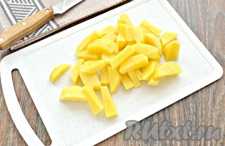 Картофель очистить, ополоснуть и нарезать небольшими брусочками. Добавить картофель к капусте, довести до кипения, а после этого варить на небольшом огне 10 минут.
