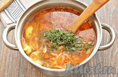 В конце приготовления добавить в щи с солёными огурцами нарезку из свежей зелени (подойдёт укроп, зелёный лук, петрушка). Кстати, можно использовать и замороженную зелень, и сушёную.&nbsp;Дать закипеть и снять с огня.
