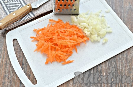 Очистить морковь и репчатый лук. Морковку натереть на крупной тёрке, а лук нарезать на небольшие кубики.