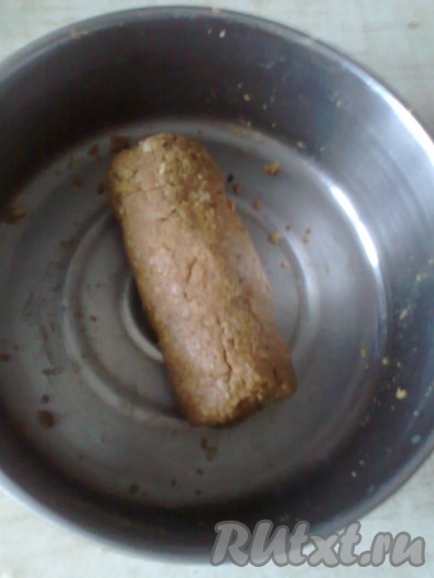 Плотно спрессовать массу в колбаску,
