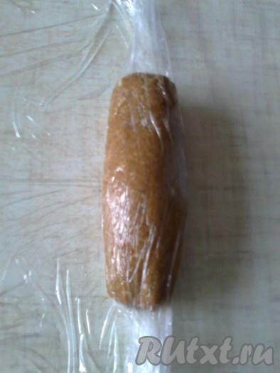 завернуть в пищевую плёнку и поставить на 1 час в холодильник.
