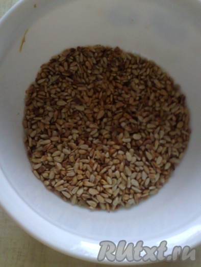 Для приготовление домашней халвы необходимо очищенные семечки обжарить на сухой сковороде, без масла, помешивая, на среднем огне до золотистости.
