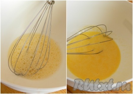 Яйцо взбить (примерно 1/4 отложить для смазывания лепёшек), размешать с солью, сахаром и водой. Добавить размягченное сливочное масло, все взбить до однородности.