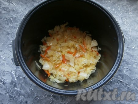 Когда программа "Тушение" завершится, залить капусту яйцами и выставить режим "Выпечка" на 5 минут. После этого оставить блюдо в мультиварке под закрытой крышкой на режиме "Подогрев" ещё на 10 минут.
