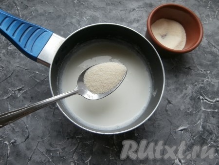 Тонкой струйкой всыпать манную крупу, молоко при этом непрерывно помешивая ложкой.
