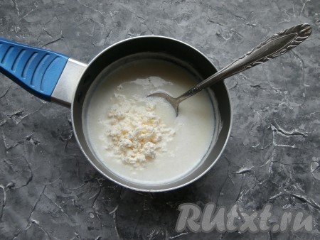 Проварить манку на минимальном огне 2-3 минуты, помешивая. В манную кашу добавить мягкий творог и выключить газ.
