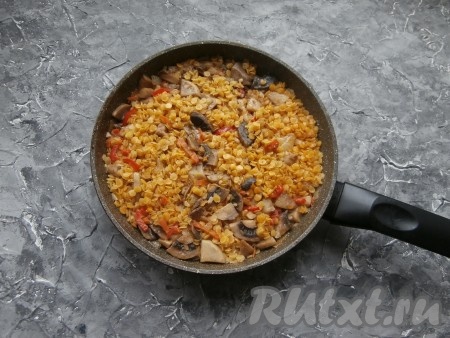 Томить красную чечевицу с грибами на медленном огне 15-20 минут под закрытой крышкой.
