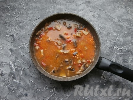 Влить в сковороду горячую воду и посолить по вкусу, довести до кипения.
