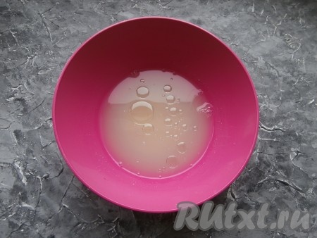 Влить 1 столовую ложку оливкового масла.
