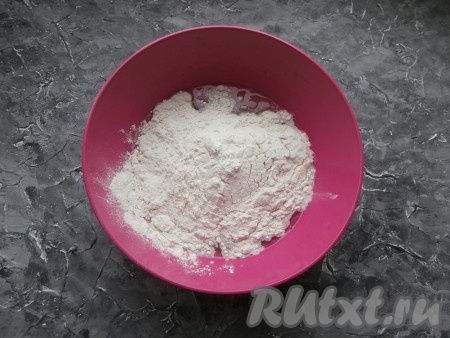 Далее всыпать муку.
