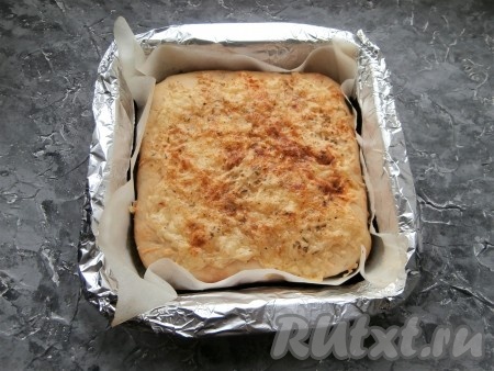 Сбрызнуть тесто оставшимся оливковым маслом и отправить в разогретую до 180 градусов духовку на 15 минут. Затем посыпать фокаччу натёртым сыром, чёрным свежемолотым перцем, орегано и паприкой. Поместить фокаччу в духовку ещё на 10-15 минут.